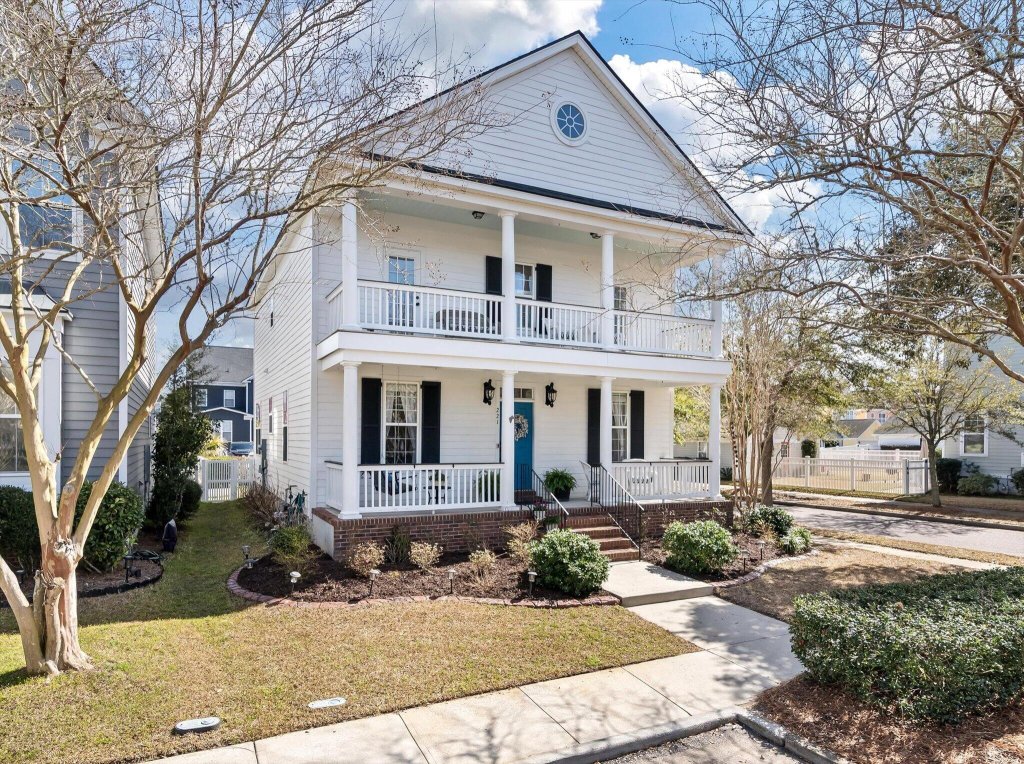 White Gables, Summerville community