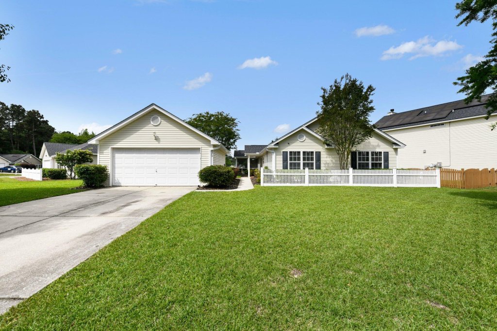Sunburst Lakes, Summerville community