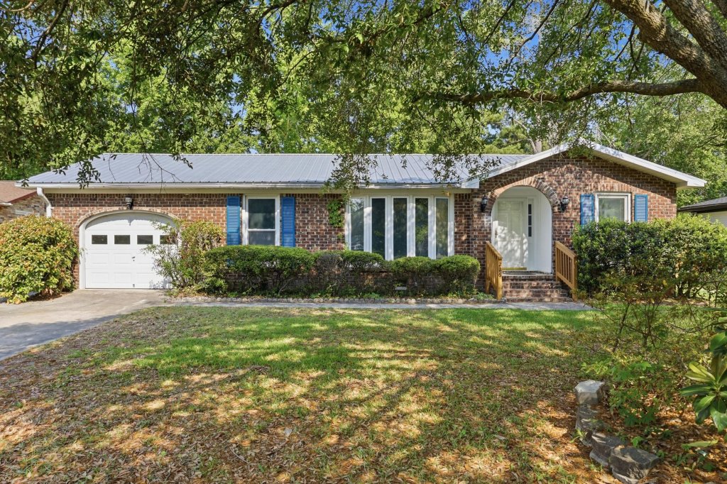 Tall Pines, Ladson community