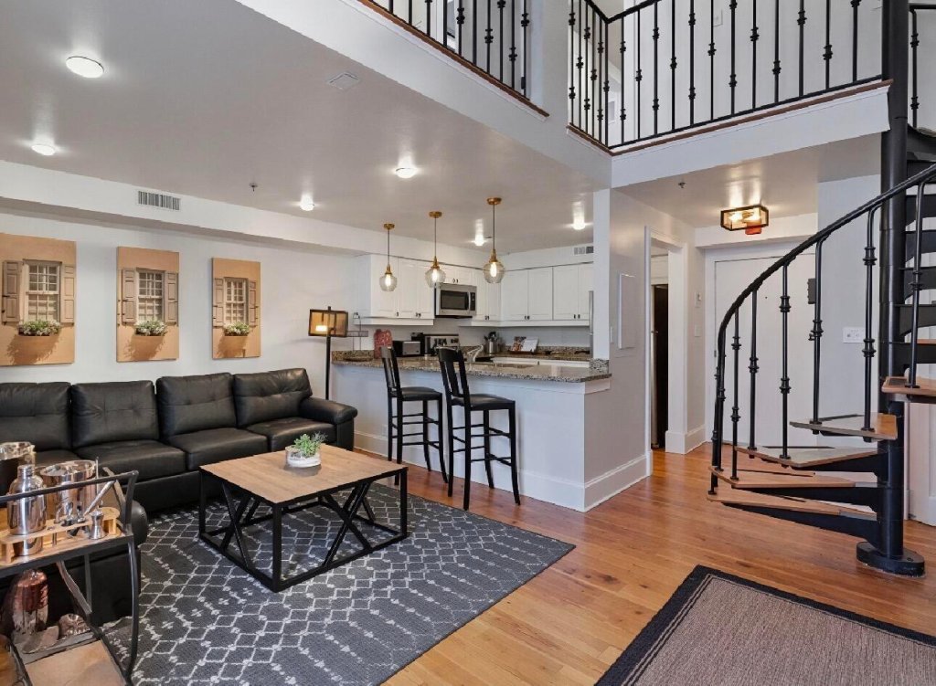 377 King Street #203