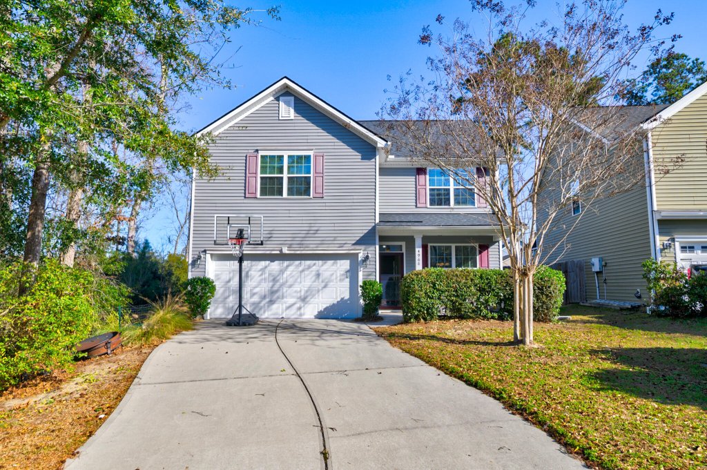 Deerfield Hall, Hollywood community