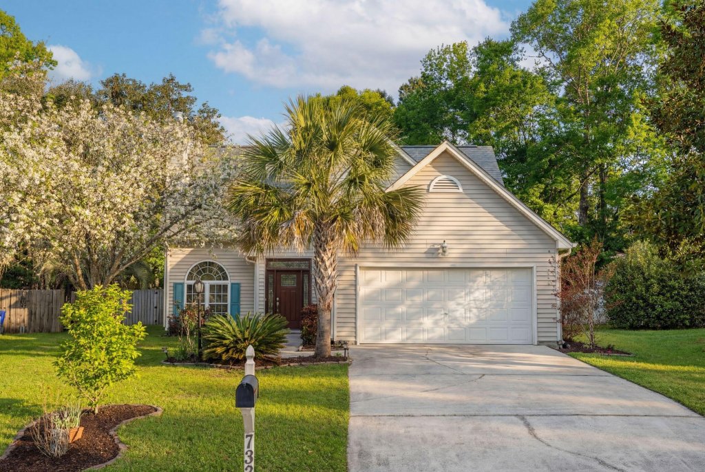 Glenlake, Mount Pleasant community