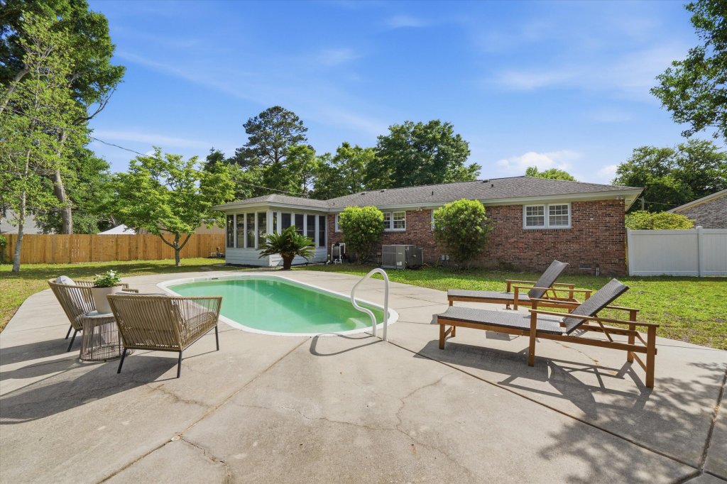 Farmington, Charleston community