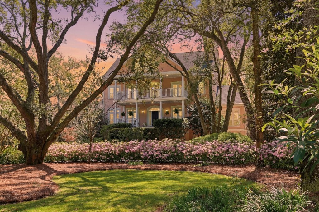 Eastwood, Charleston community