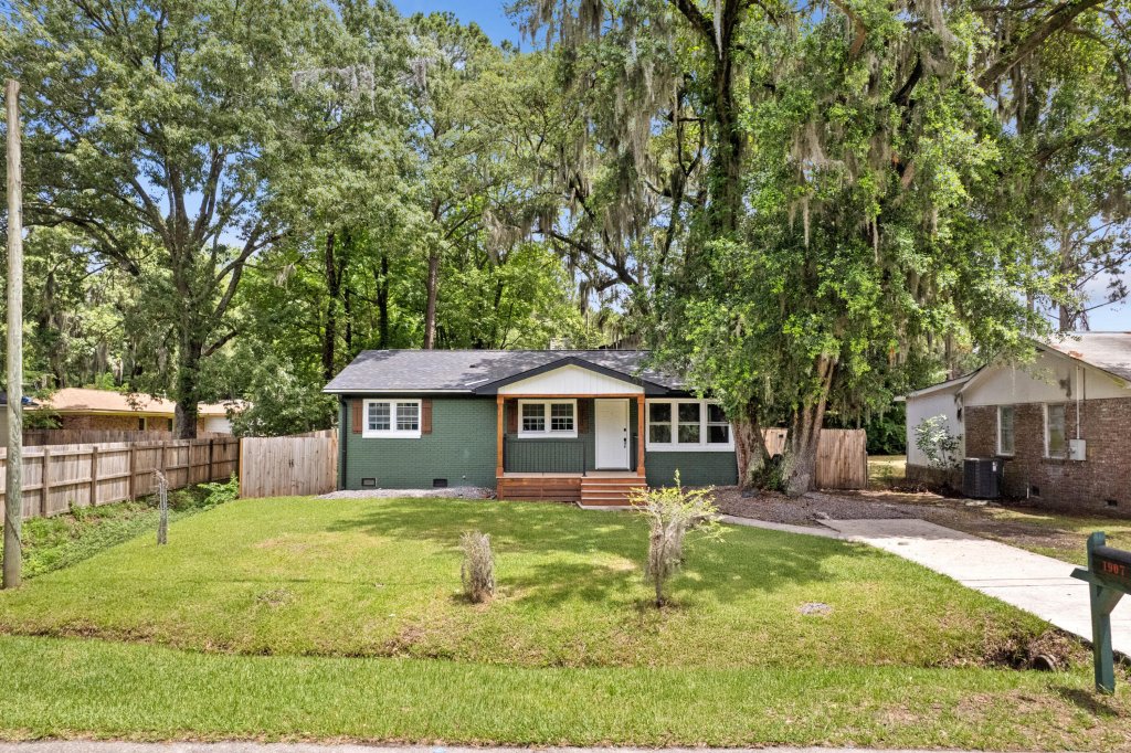 Orleans Woods, Charleston community