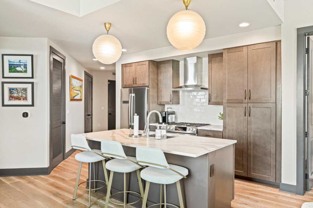 5 Gadsdenboro Street 303