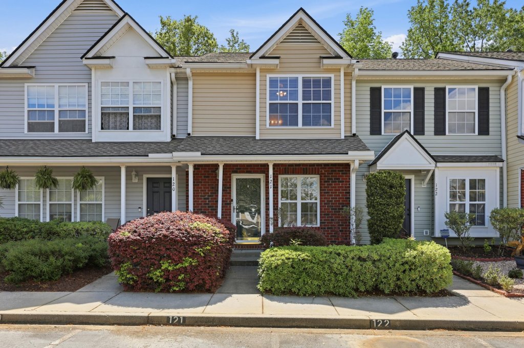 121 Hornby Circle