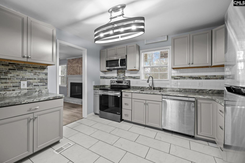 CHARLESTOWNE, Columbia community