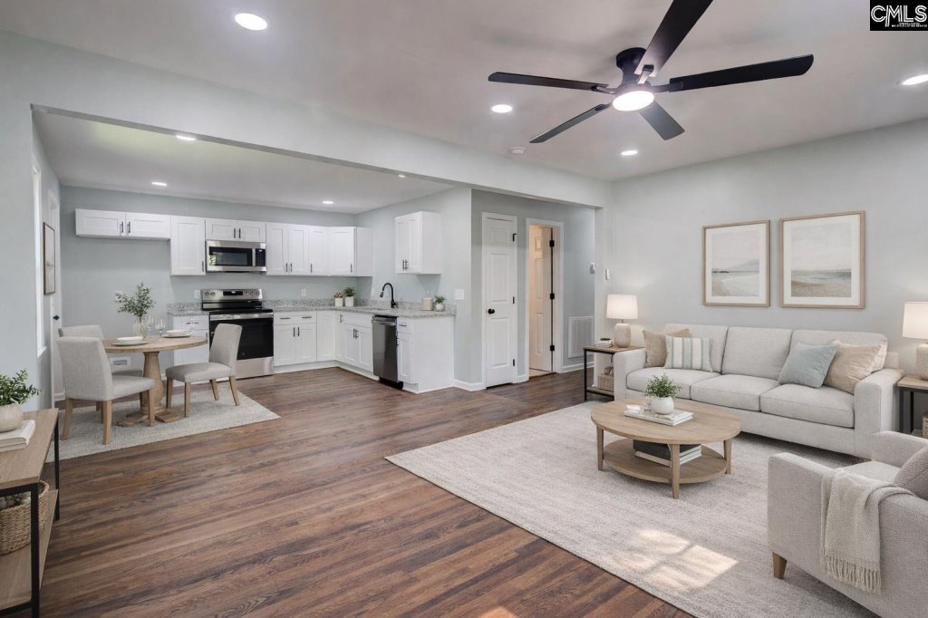 Pine Lakes, Columbia community