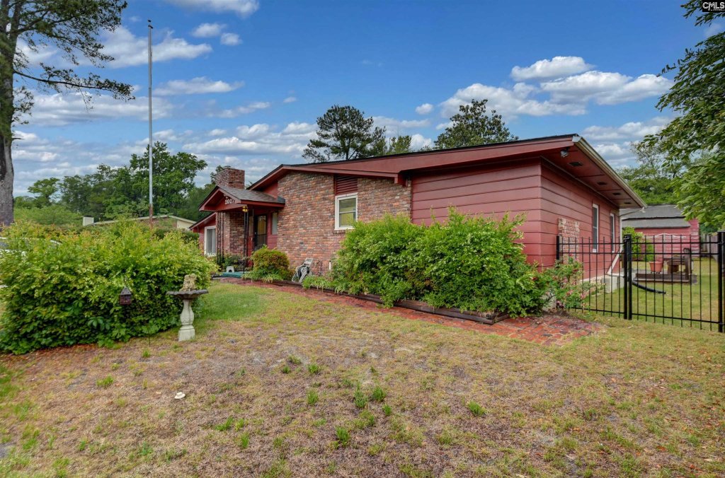 Twin Lakes Hills, Columbia community
