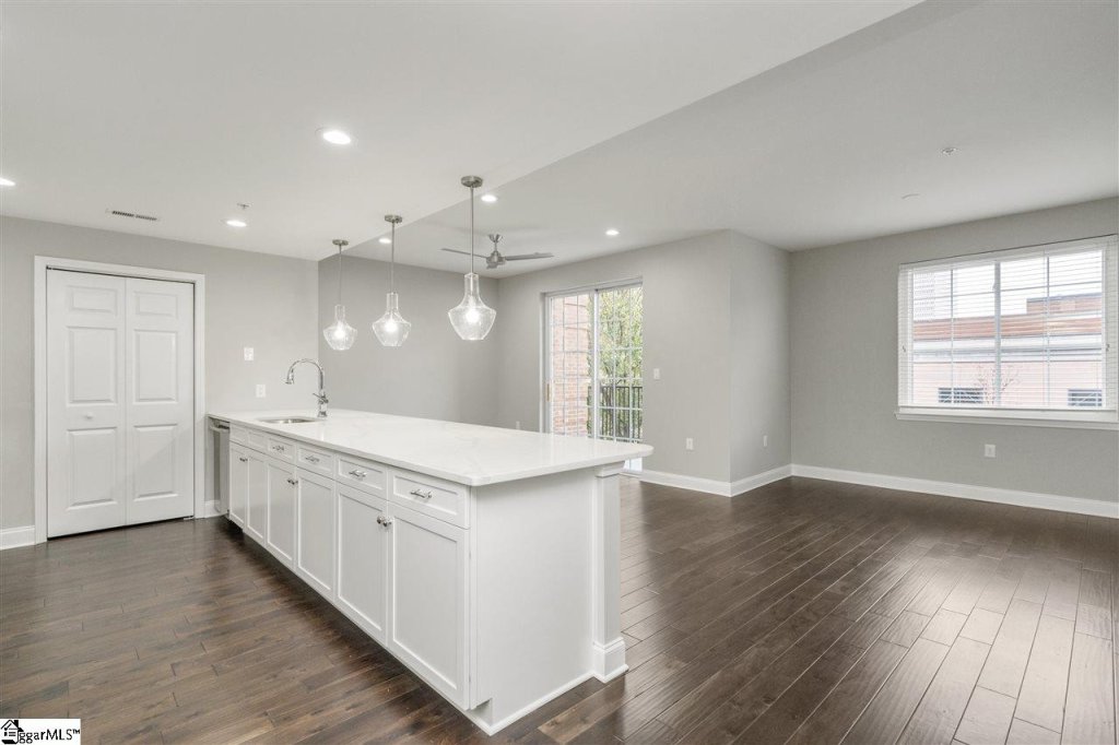 10 E Washington Street #3J