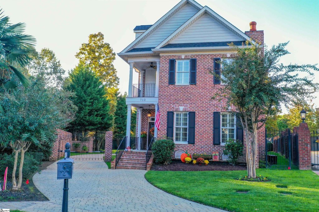 712 Lady Hillingdon Court