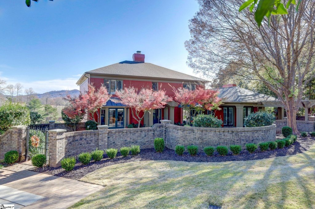 112 E Round Hill Road