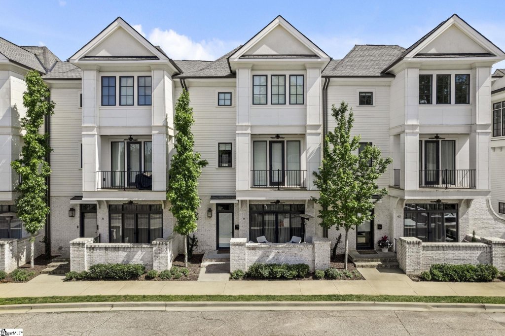 44 Claussen Avenue