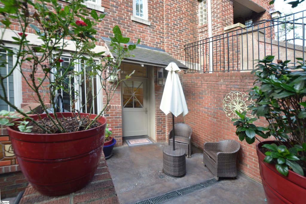 325 Hampton Avenue #102