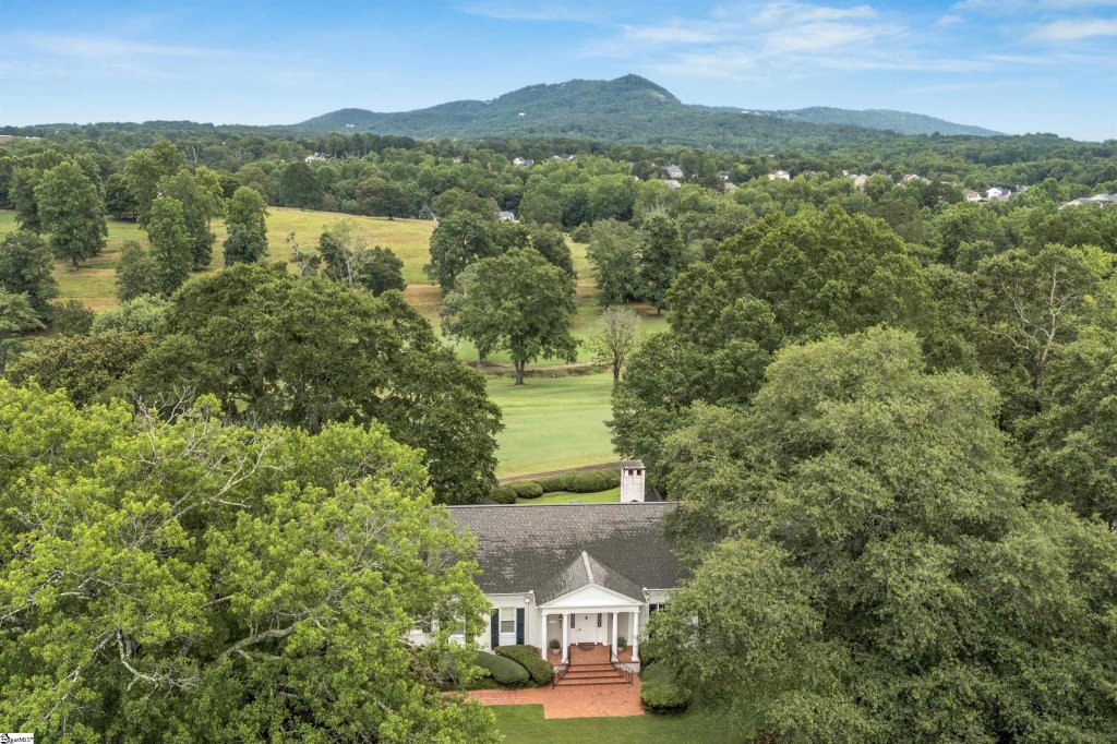 110 E Round Hill Road