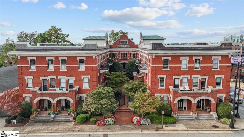 Davenport Condo, Greenville community