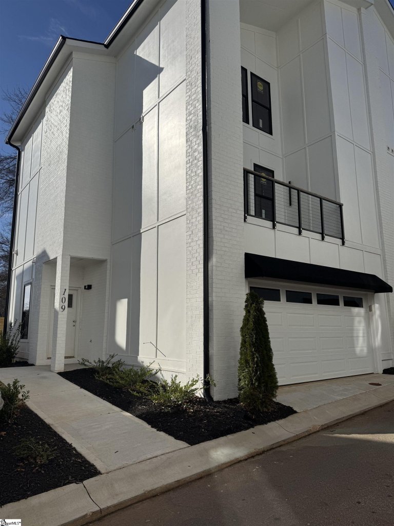 Hue On Green, Greenville community