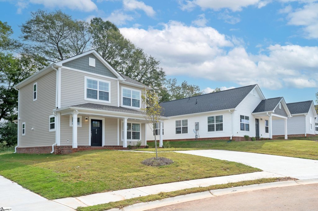 Lakeview At Berea, Greenville community