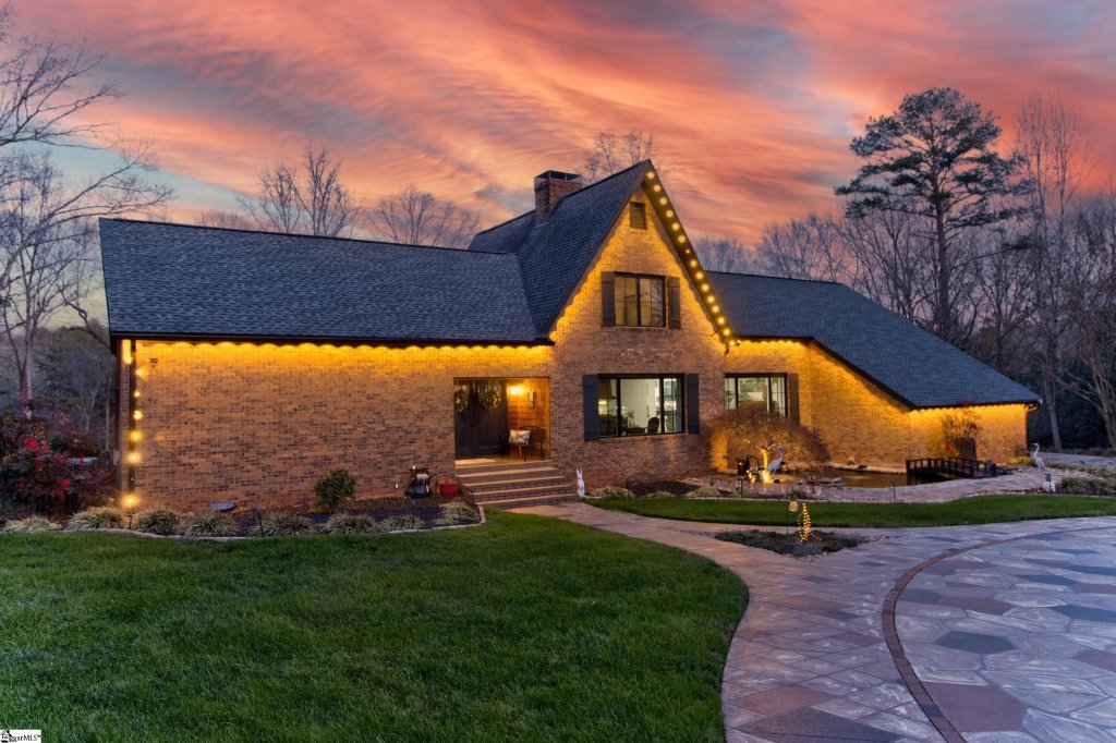 Twin Lakes, Moore community