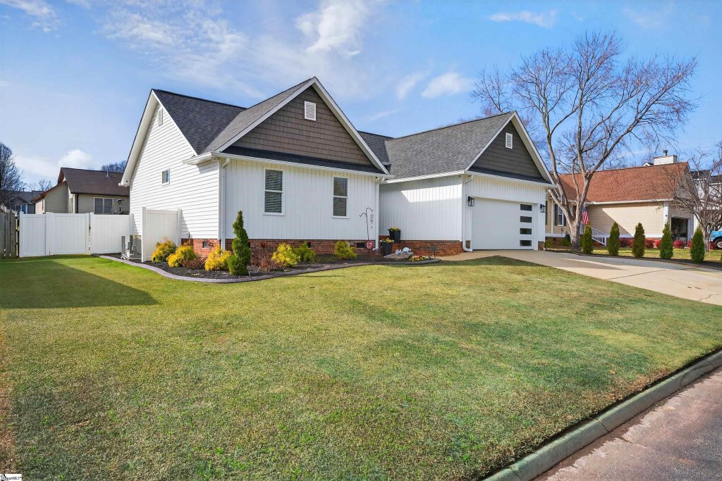 Eagle Watch, Fountain Inn community