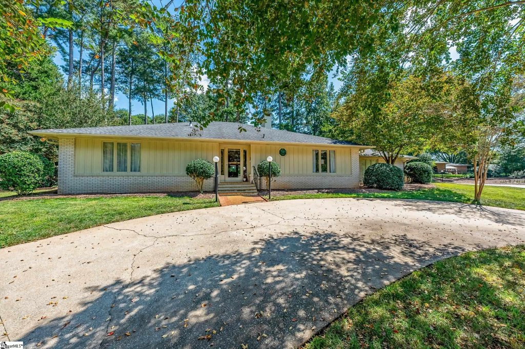 Lake Forest Hill, Spartanburg community