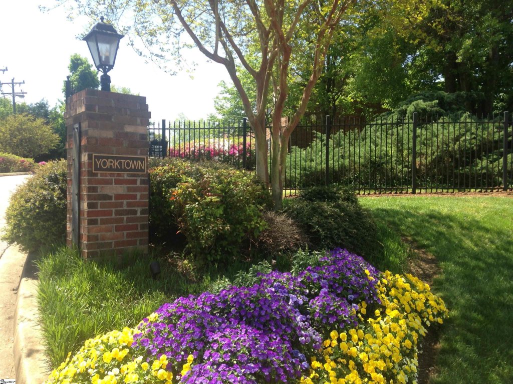 Yorktown Condos, Greenville community