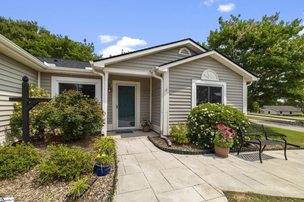 Rolling Green Village, Greenville community