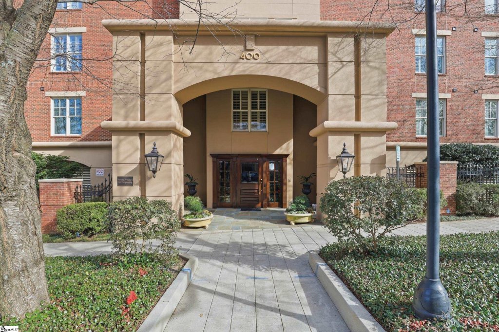 400 North Main, Greenville community