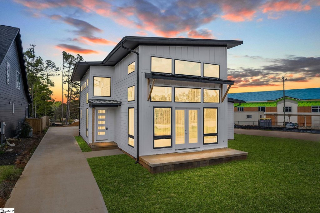 8 Village Crest Drive