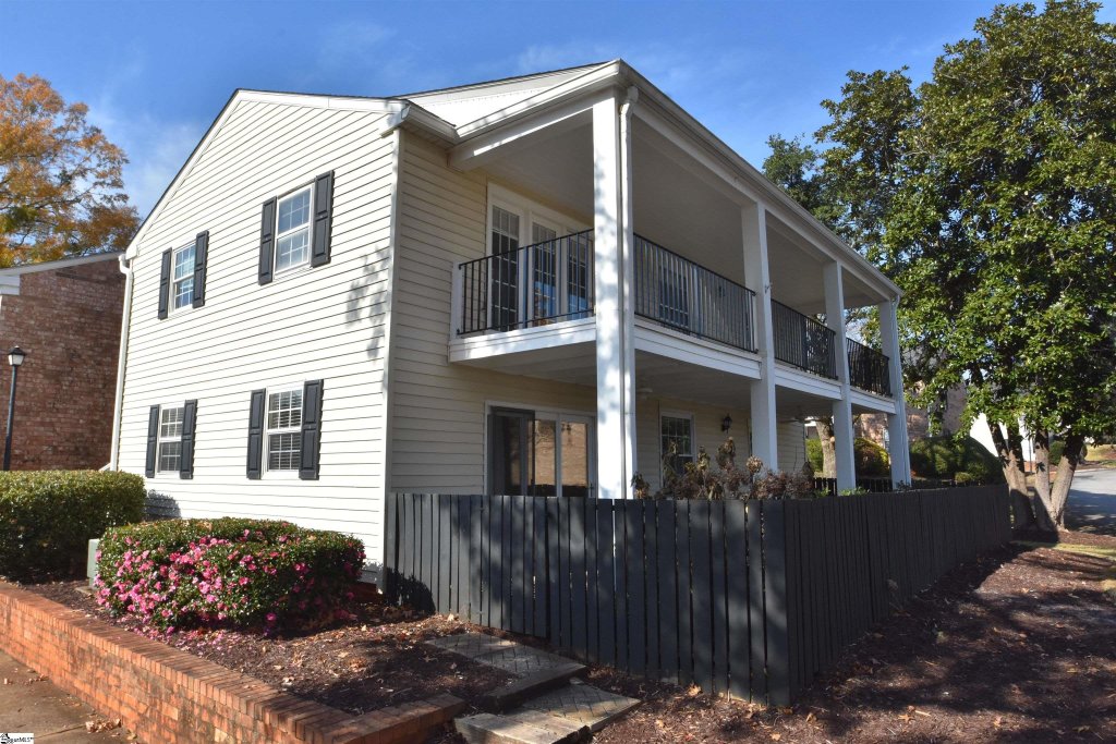 Riverbend Condos, Greenville community
