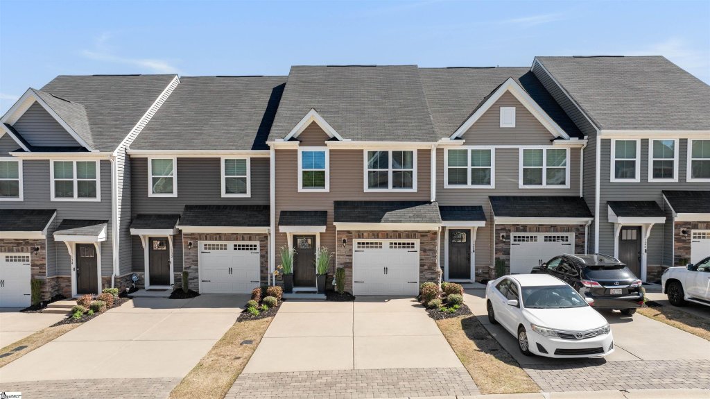 South Main Townes, Greer community