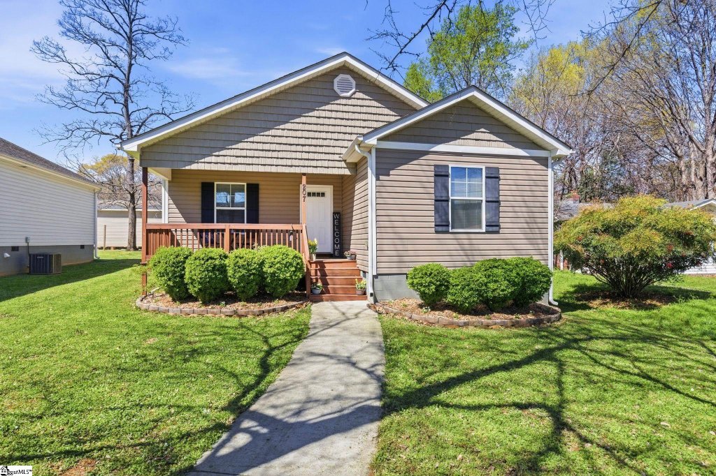 E Lynne, Greenville community
