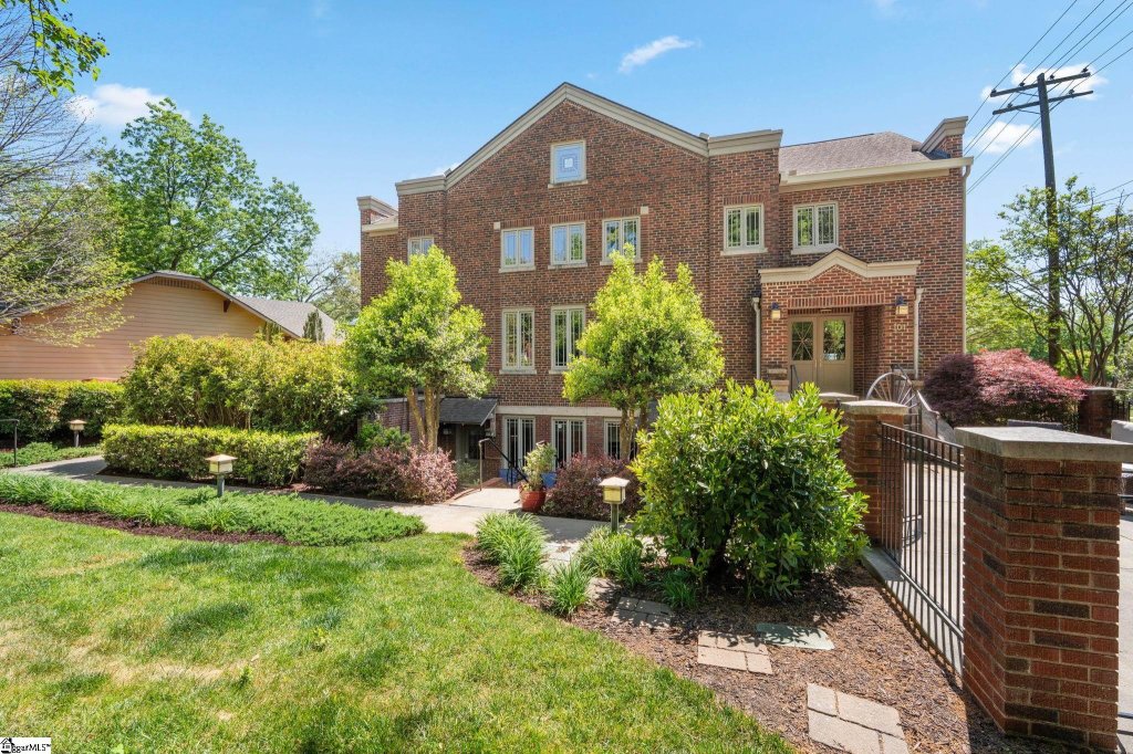 The Hamptons, Greenville community