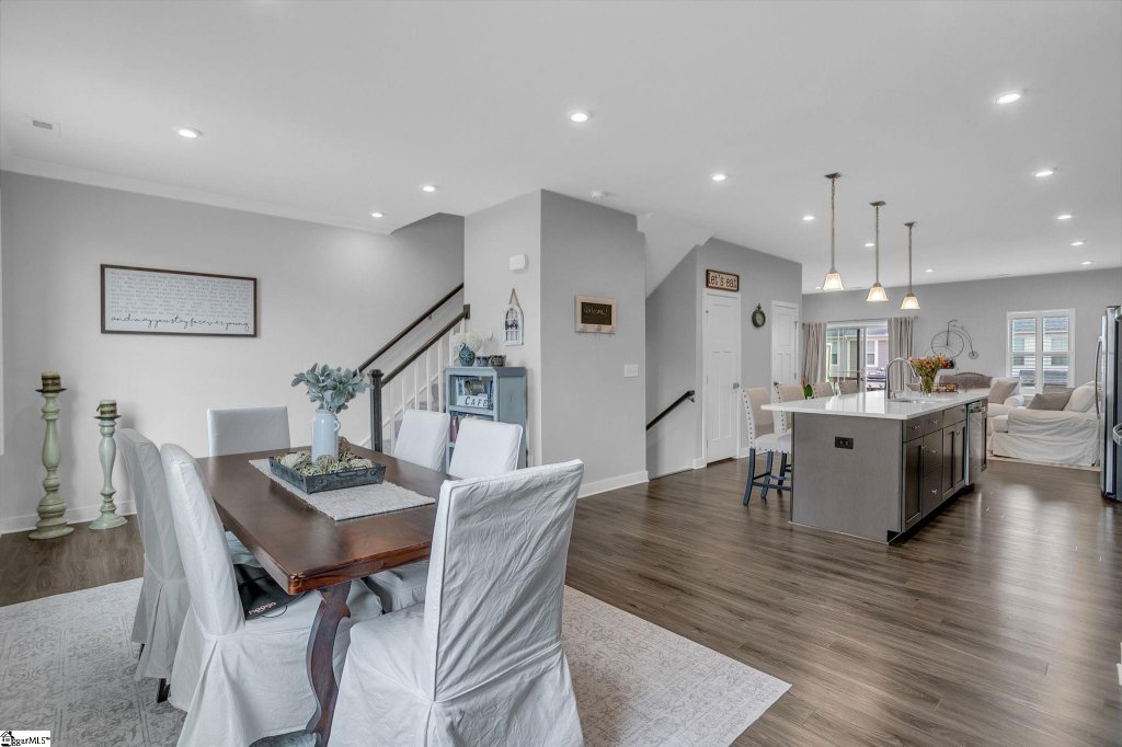 Market Point Townes, Greenville community