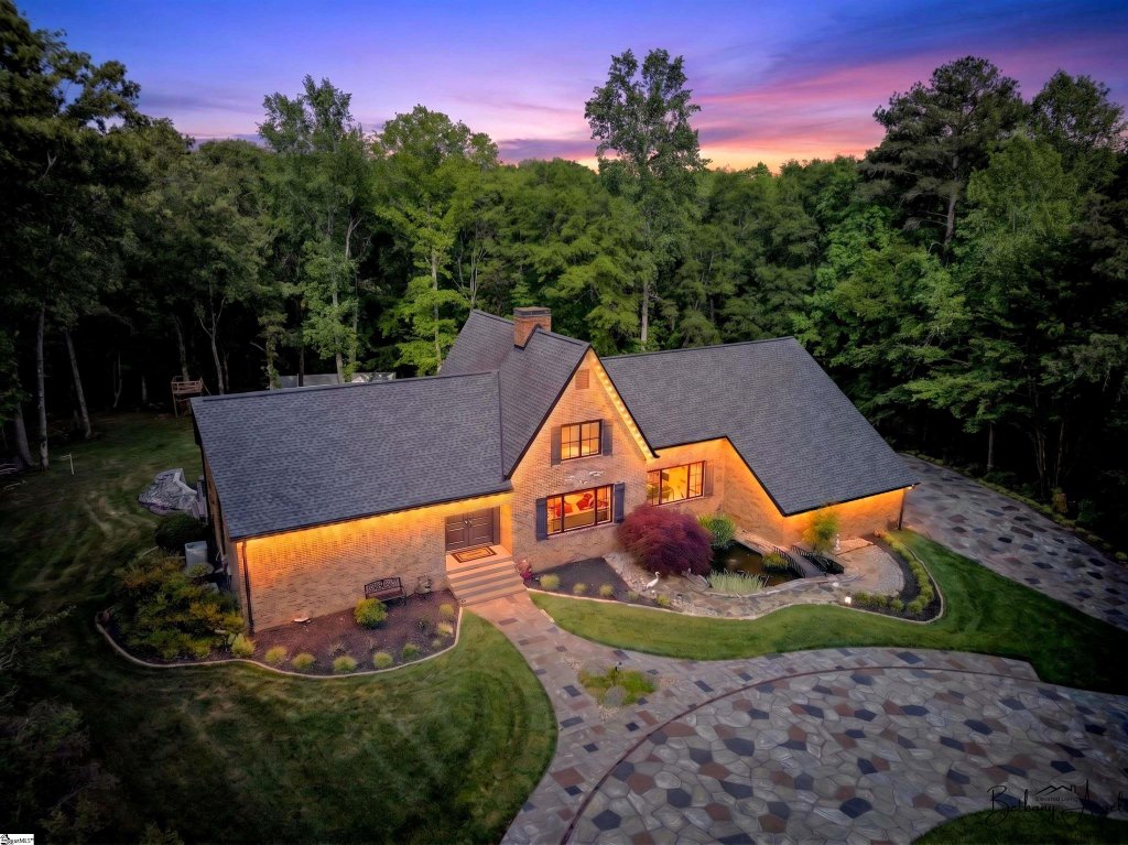 Twin Lakes, Moore community