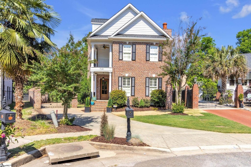 712 Lady Hillingdon Court
