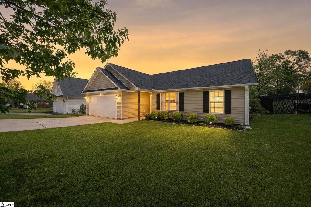 Richmond Hills, Greenville community