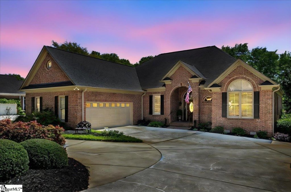 River Oaks, Greer community