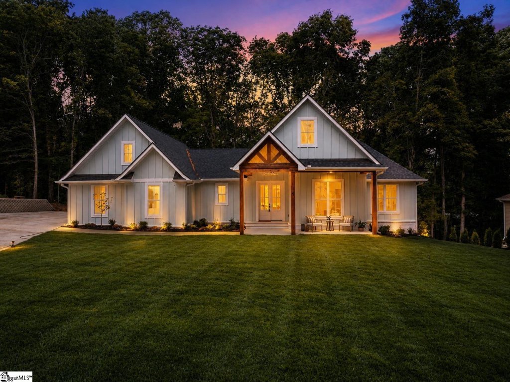 Keowee Harbours, Salem community