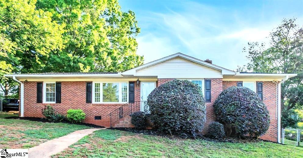Chestnut Hills, Greenville community