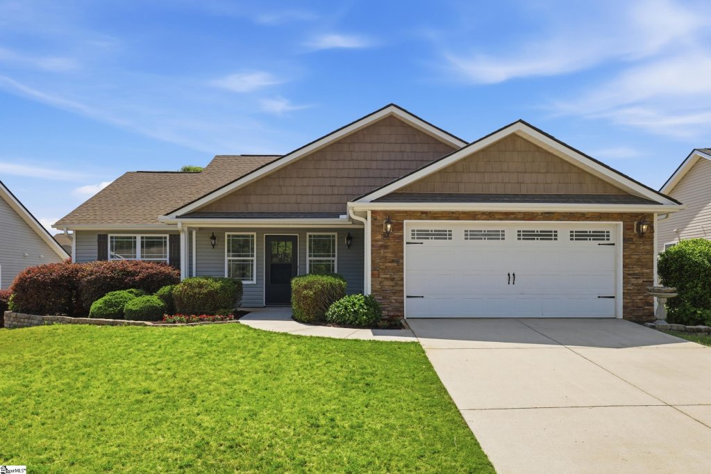 Hawk Crest, Travelers Rest community