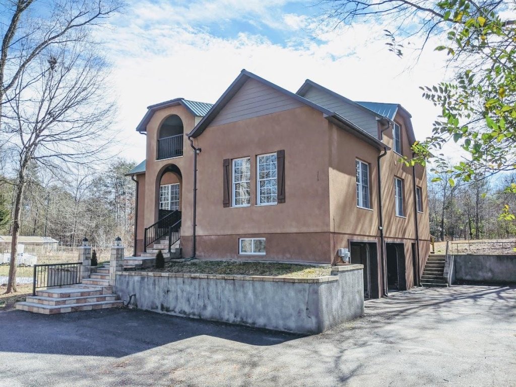 318 Saranac Dr