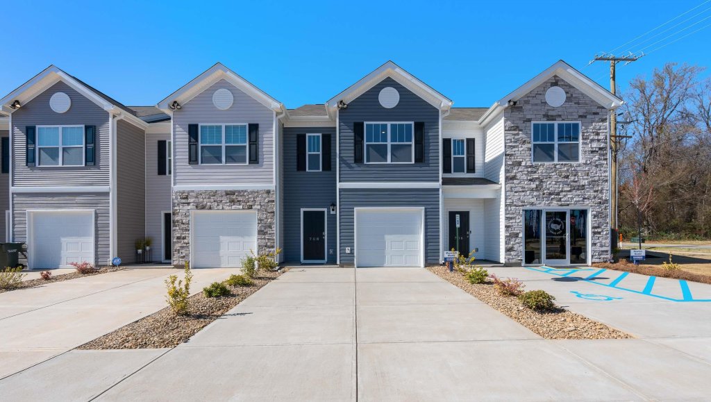 Covington Village, Greer community