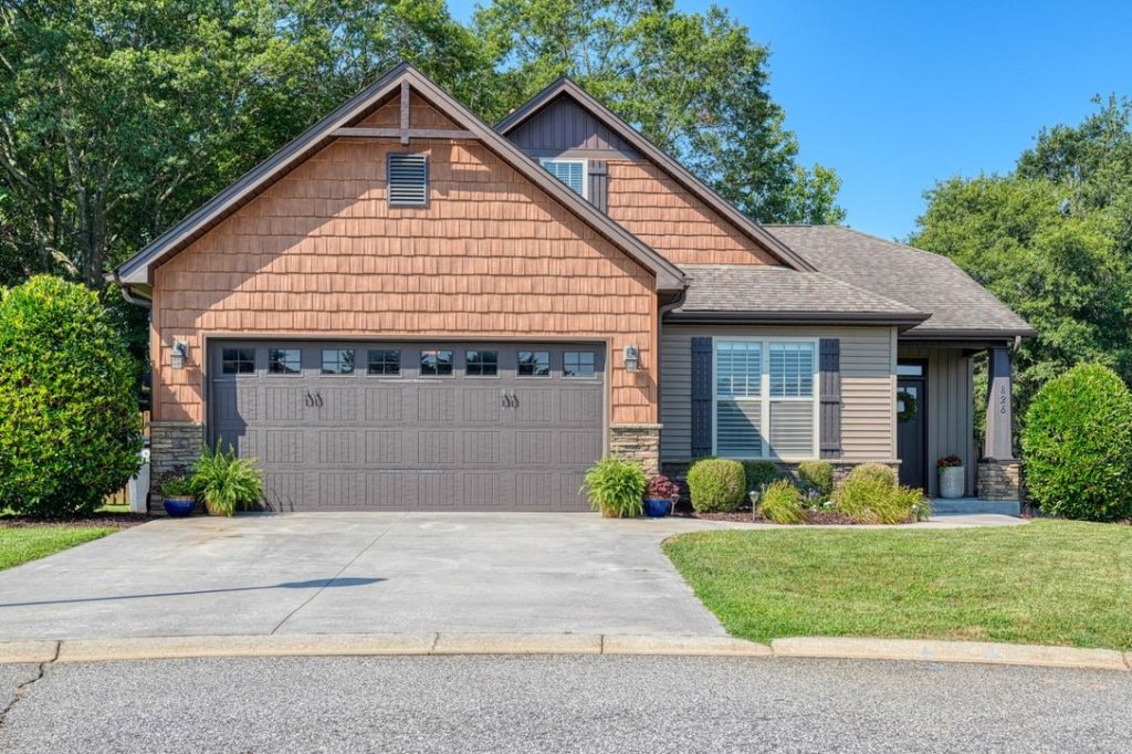 826 Lynshire Lane