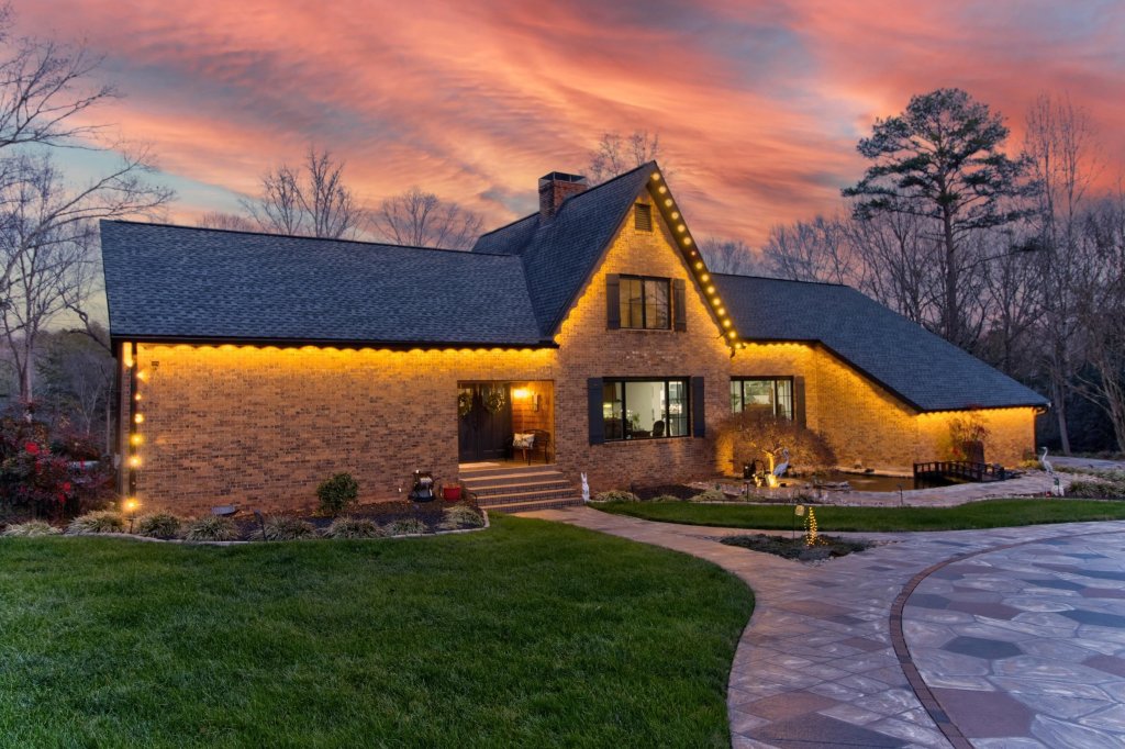 Twin Lakes, Moore community