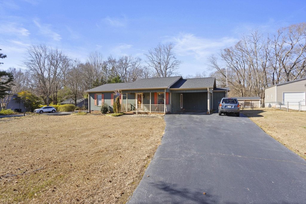 Pine Grove, Moore community