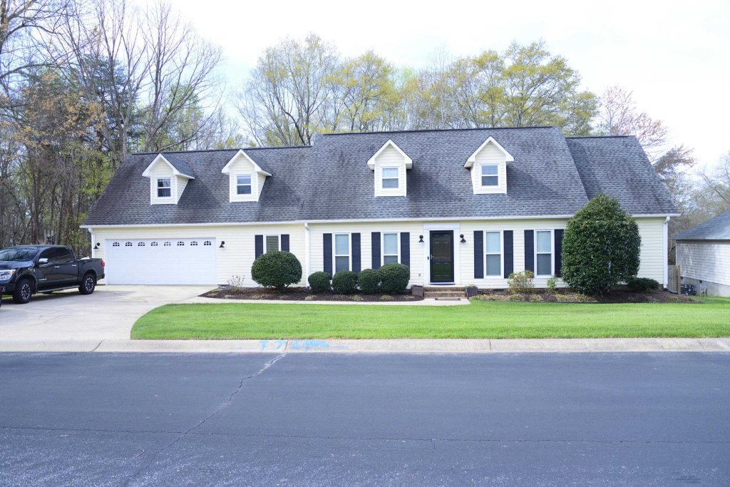 Bradford Place, Moore community