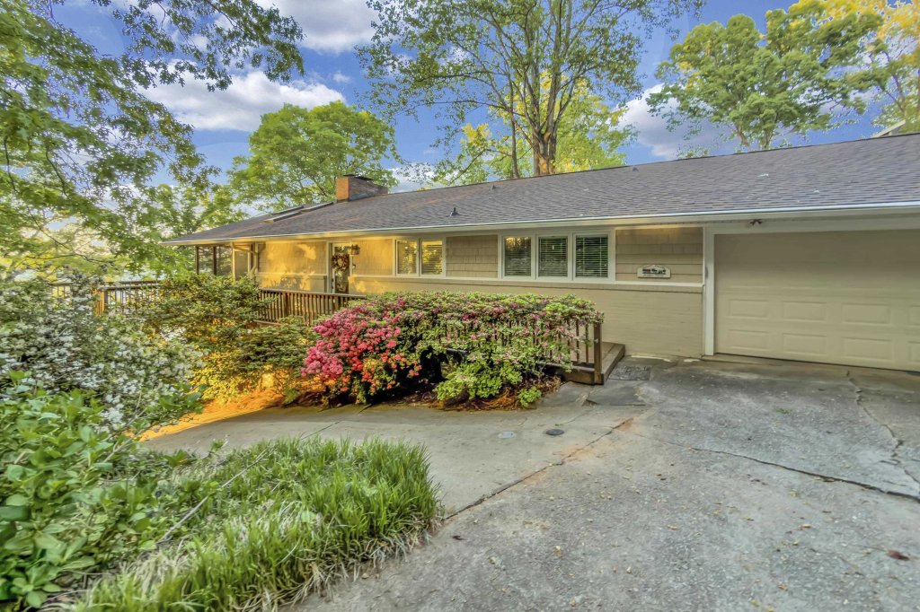 132 Lake Bowen Drive