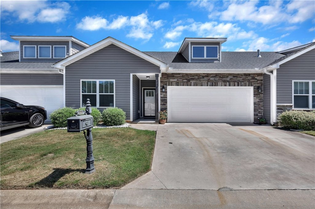 The Downs At Holly Creek, Anderson community